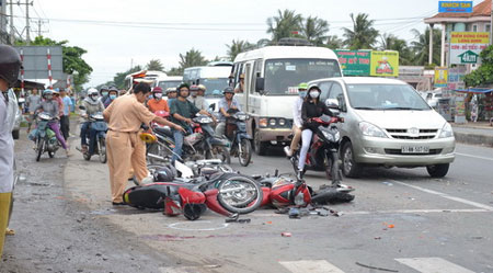 Hiện trường vụ tai nạn, 3 xe gắn máy bị hư hỏng nặng. 
